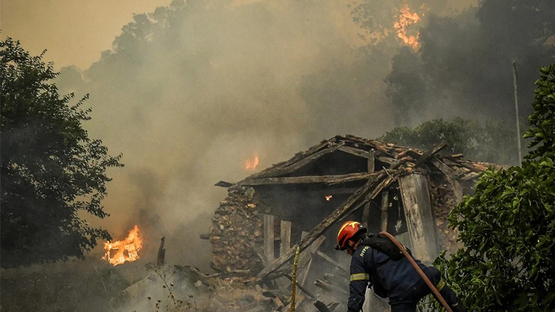 Αναζωπύρωση της φωτιάς στο Φενεό