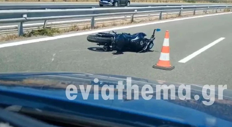 Οδηγός μοτοσικλέτας «καρφώθηκε» στις μπάρες πριν από την Υψηλή Γέφυρα στη Χαλκίδα