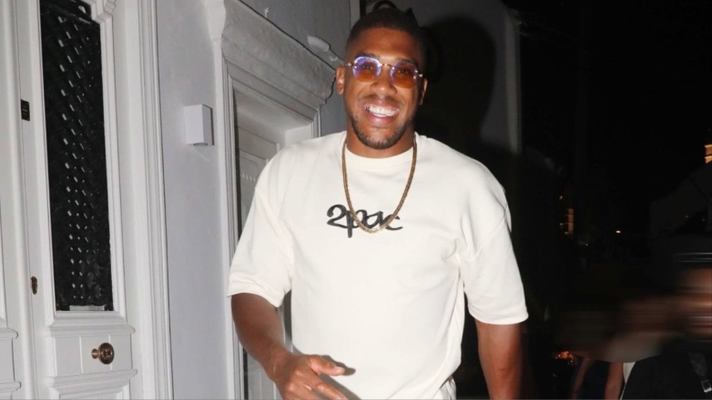 Anthony Joshua: Ο θρύλος του παγκόσμιου μποξ απολαμβάνει τις διακοπές του στη Μύκονο – Φωτογραφίες