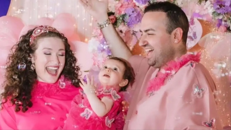 Μαυρίκιος Μαυρικίου – Ιλάειρα Ζήση: Βάφτισαν τη μονάκριβη κόρη τους, Ιωάννα – Μελωδία στον Άγιο Κωνσταντίνο Φθιώτιδας