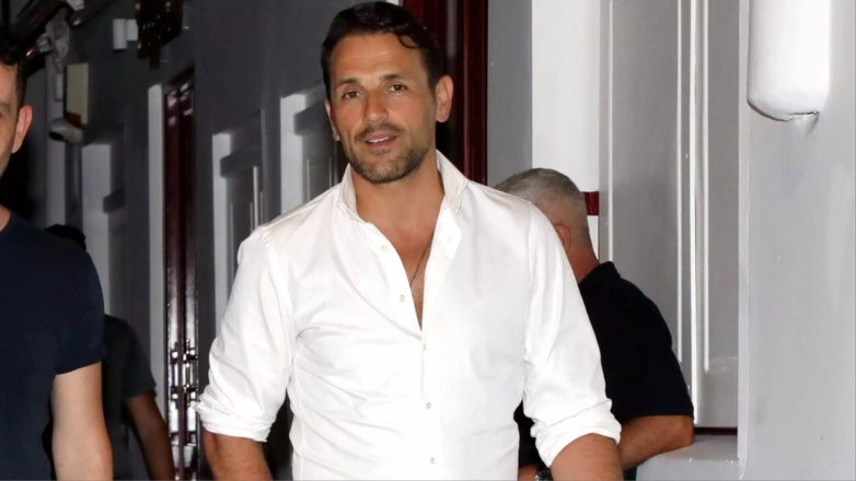 Νίκος Βέρτης: Η χιουμοριστική απάντηση που έδωσε σε ρεπόρτερ όταν τον εντόπισε στα σοκάκια της Μυκόνου