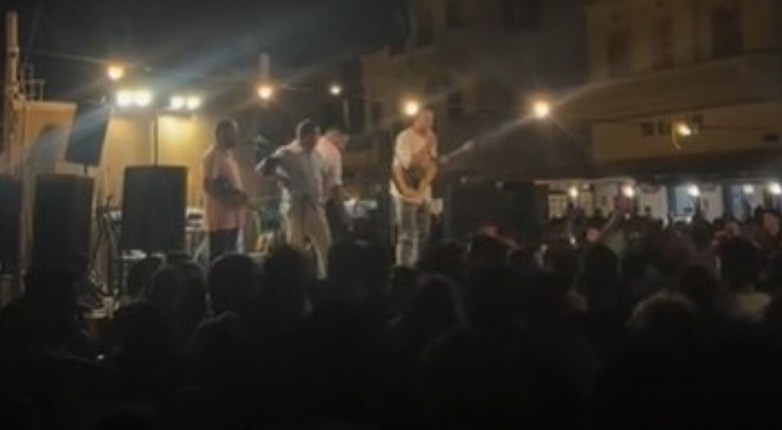 Πέταξαν μπουκάλι στον τραγουδιστή επειδή φώναξε λευτεριά στην Ελλάδα και την Κύπρο