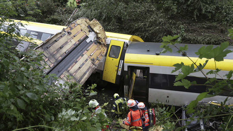 Γερμανία: Κατολισθήσεις η πιθανή αιτία του εκτροχιασμού τρένου – Τρεις νεκροί και 50 τραυματίες