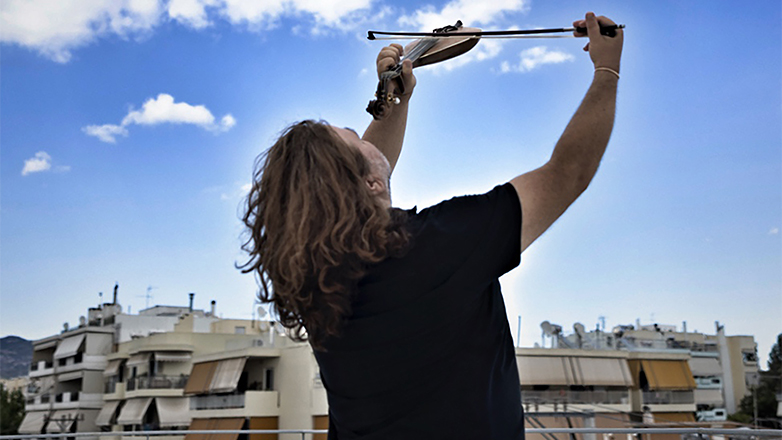 Ο Μάνος Πυροβολάκης ενώνει την Κρητική παράδοση με τη ροκ σε μια απρόβλεπτη διασκευή Ο Μάνος Πυροβολάκης ενώνει την Κρητική παράδοση με τη ροκ σε μια απρόβλεπτη διασκευή