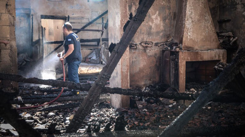 Κρυονέρι: Τουλάχιστον 5 κατοικίες και 5 αυτοκίνητα έχουν καεί ολοσχερώς