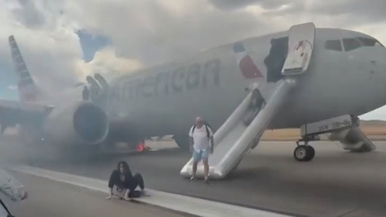 Βίντεο με επιβάτες που εκκενώνουν αεροσκάφος της American Airlines που έχει γεμίσει καπνούς Βίντεο με επιβάτες που εκκενώνουν αεροσκάφος της American Airlines που έχει γεμίσει καπνούς
