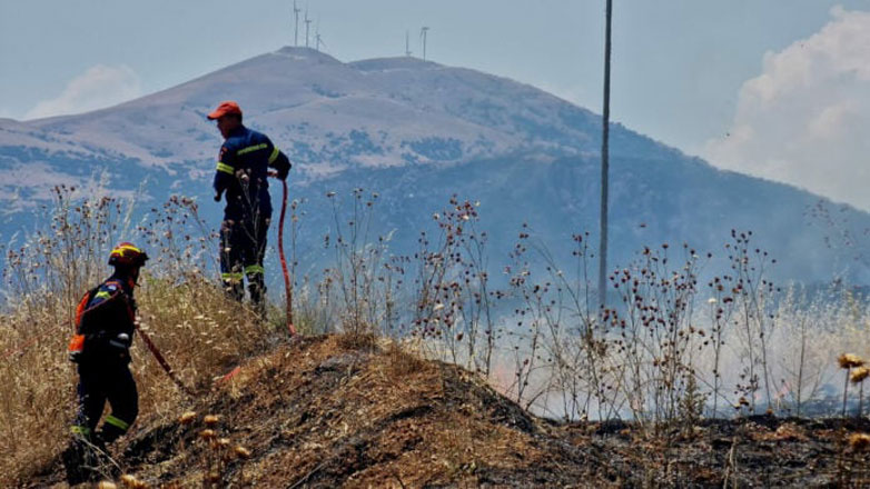 Κοζάνη: Αναζωπυρώθηκε λόγω των ανέμων η φωτιά στα Λιβερά