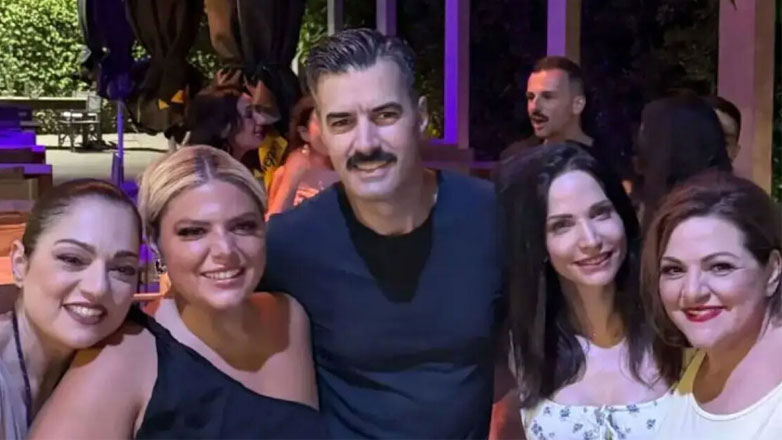 Γιάννης Τσιμιτσέλης: Έκπληξη πάνω στη σκηνή για τα γενέθλιά του – Στα παρασκήνια η Κατερίνα Γερονικολού