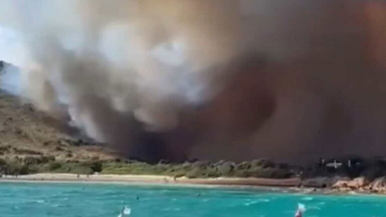 Φωτιά στη Σαρδηνία: Οι λουόμενοι απομακρύνθηκαν με ταχύπλοα