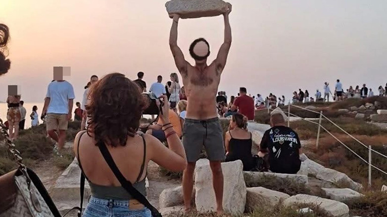 Θύελλα αντιδράσεων για τουρίστα στη Νάξο: Σήκωσε μάρμαρο από την Πορτάρα για να βγάλει φωτογραφία