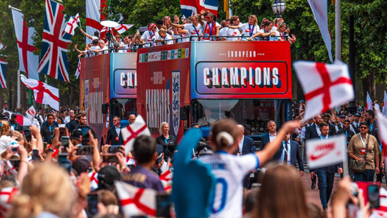 Εντυπωσιακή υποδοχή από χιλιάδες κόσμου στην παρέλαση της Εθνικής Αγγλίας γυναικών στο Λονδίνο