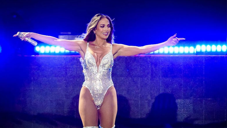 Jennifer Lopez: Έπεσε η φούστα της πάνω στη σκηνή – «Ευτυχώς που φορούσα εσώρουχα γιατί συνήθως δεν φοράω»
