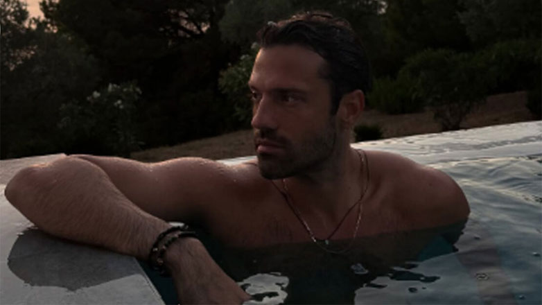 Κωνσταντίνος Αργυρός: Ποζάρει μέσα στο νερό με φόντο το ηλιοβασίλεμα