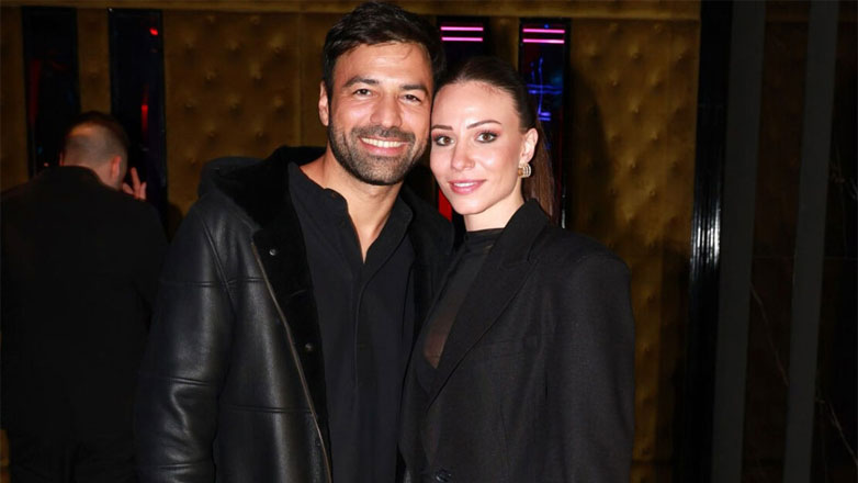 Σιμώνη Χριστοδούλου: Ποζάρει με μαγιό και φουσκωμένη κοιλιά στην παραλία λίγο πριν γεννήσει