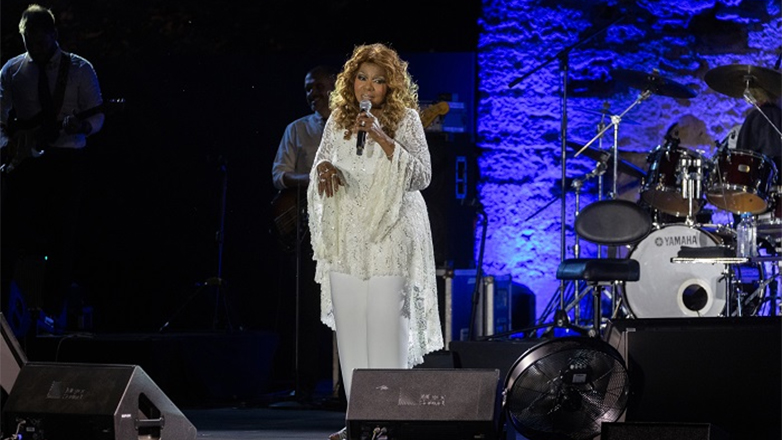 Gloria Gaynor: Κατέκτησε τη σκηνή του Sani Festival σε μια βραδιά γεμάτη συγκίνηση, χορό και διαχρονικά τραγούδια