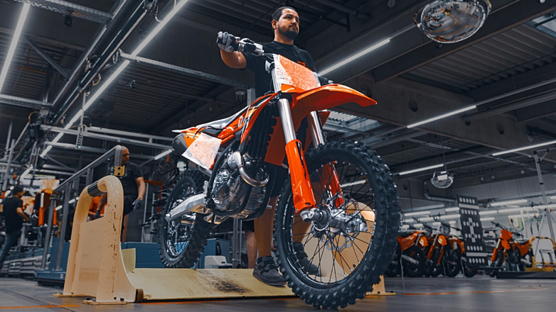 Η KTM AG ξεκινά ξανά πλήρεις παραγωγικές λειτουργίες