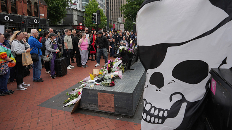 Η κηδεία του Ozzy Osbourne στο Μπέρμιγχαμ – Χιλιάδες θαυμαστές αποχαιρέτησαν τον «Πρίγκιπα του Σκότους»