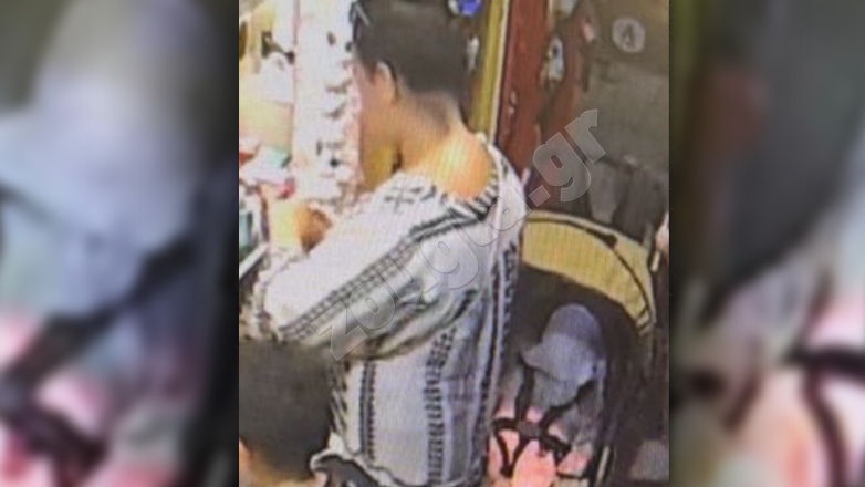 Νέα φωτογραφία: Η γυναίκα με τον κότσο και το κοριτσάκι στο καρότσι