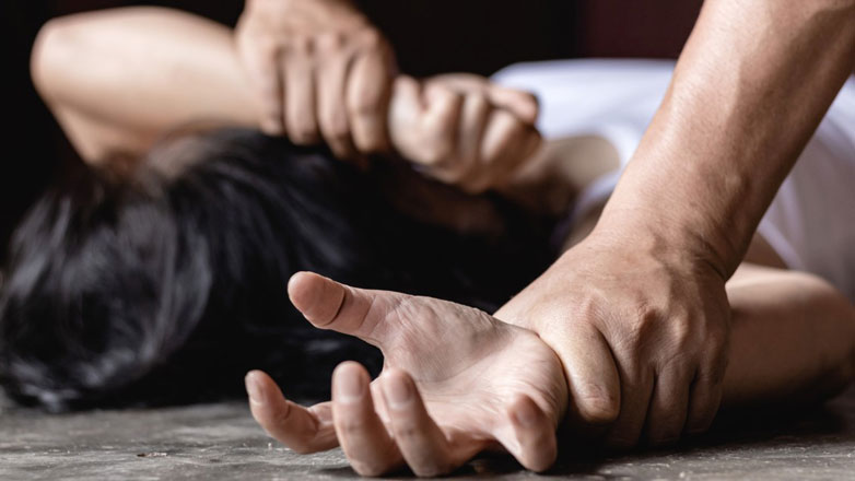 Μεθυσμένος χτύπησε και προσπάθησε να βιάσει 18χρονη