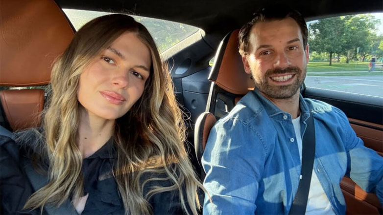 Αμαλία Κωστοπούλου: Το τρυφερό φιλί από τον μέλλοντα σύζυγό της, Jake Medwell, πάνω σε πολυτελές σκάφος