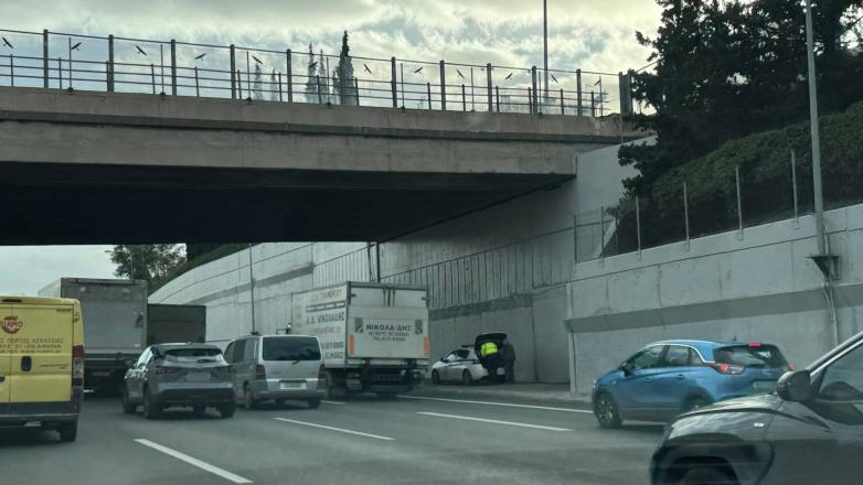 Σύγκρουση τριών αυτοκινήτων στην Αττική Οδό