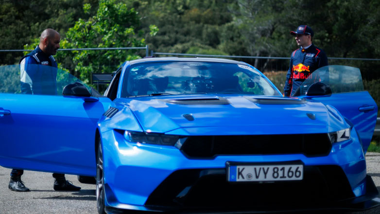 “Τρελάθηκε” ο Max Verstappen με τη νέα Ford Mustang GTD – Την οδήγησε και αμέσως την παρήγγειλε (Βίντεο)
