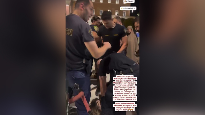 Βίντεο με αστυνομικό που χτυπάει διαδηλωτή