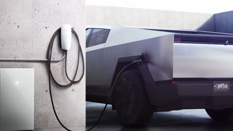 Άφησε το Tesla συνδεδεμένο στην πρίζα για τις 2 εβδομάδες που έλειπε – Όταν γύρισε το αμάξι ήταν “νεκρό” 