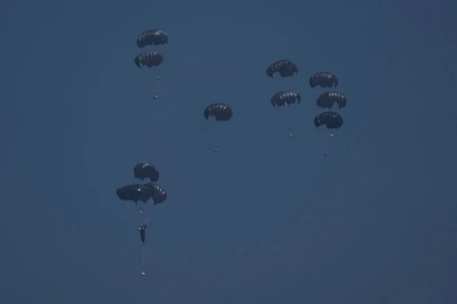 Ο γερμανικός στρατός συμμετέχει σε επιχείρηση παράδοσης από αέρος ανθρωπιστικής βοήθειας στην Γάζα