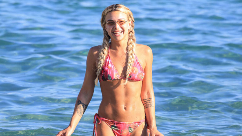 Josephine: Εντυπωσιάζει με τις αναλογίες της σε γνωστή παραλία της Μυκόνου – Φωτογραφίες