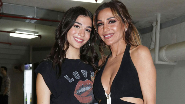 Μελίνα Νικολαΐδη: Βραδινή έξοδος μαζί με την μητέρα της, Δέσποινα Βανδή, στο κέντρο της Αθήνας