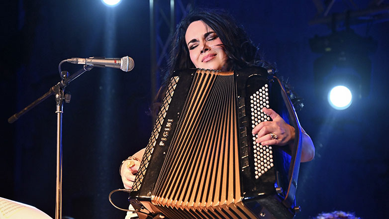 Υπερθέαμα στο Σιλό: Ο Καζαντζίδης – υπό την αιγίδα του Κώστα Καταμπά– «ζωντάνεψε» με τη καλλιτεχνική διεύθυνση της Ζωής Τηγανούρια και υπέροχες ερμηνείες!