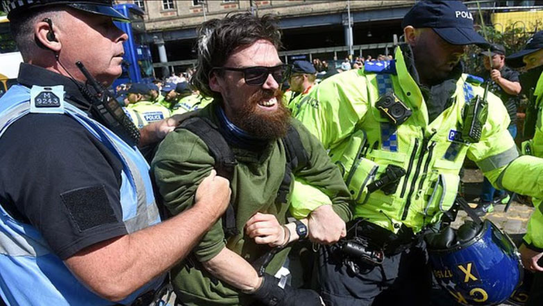 Βρετανία: Συγκρούσεις κατά την διάρκεια διαδηλώσεων κατά των μεταναστών στο Μάντσεστερ και το Λονδίνο Βρετανία: Συγκρούσεις κατά την διάρκεια διαδηλώσεων κατά των μεταναστών στο Μάντσεστερ και το Λονδίνο