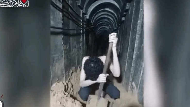 Σοκαριστικό βίντεο από τη Χαμάς: Αποστεωμένος Ισραηλινός όμηρος σκάβει τον τάφο του