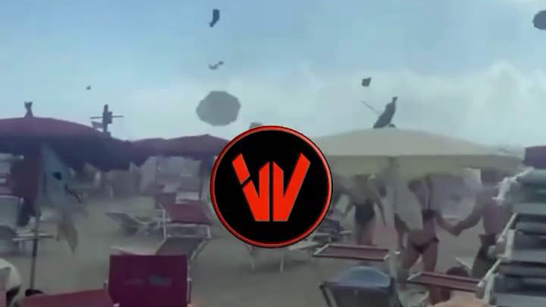 Ρώμη: Ανεμοστρόβιλος σηκώνει τα πάντα στον αέρα σε παραλία