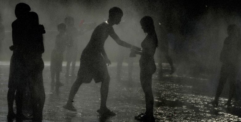 Μαδρίτη: Στα… συντριβάνια για δροσιά λόγω του καύσωνα