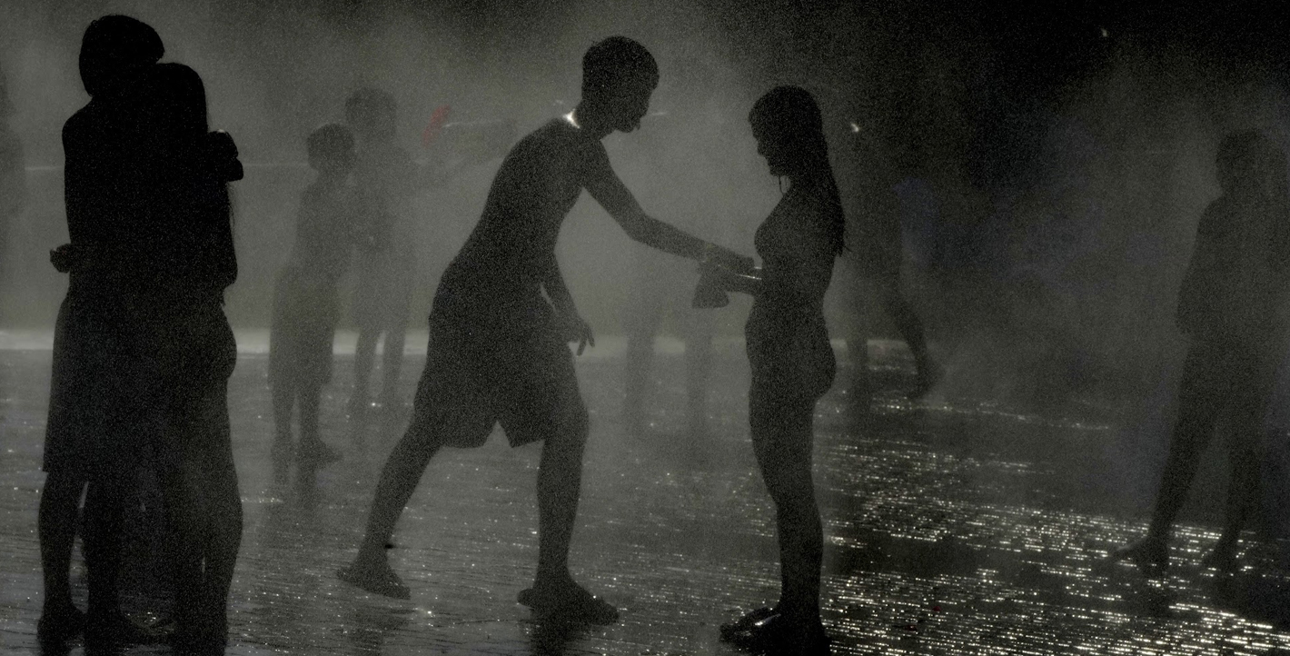 Μαδρίτη: Στα… συντριβάνια για δροσιά λόγω του καύσωνα