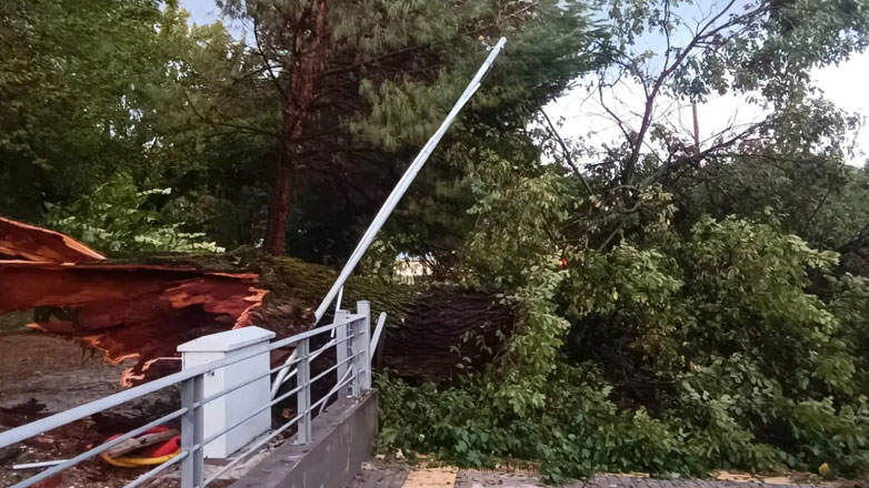 Ισχυρό μπουρίνι έπληξε τα Τρίκαλα