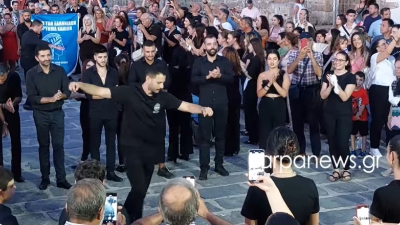 Κρητικοί από όλο τον κόσμο τίμησαν τον Μίκη Θεοδωράκη στα Χανιά