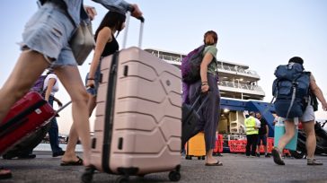 Συνεχίζεται η έξοδος των αδειούχων – Μποτιλιάρισμα στον Πειραιά