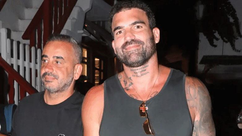 Δημήτρης Αλεξάνδρου: Βόλτα στα στενά της Μυκόνου – Φωτογραφίες