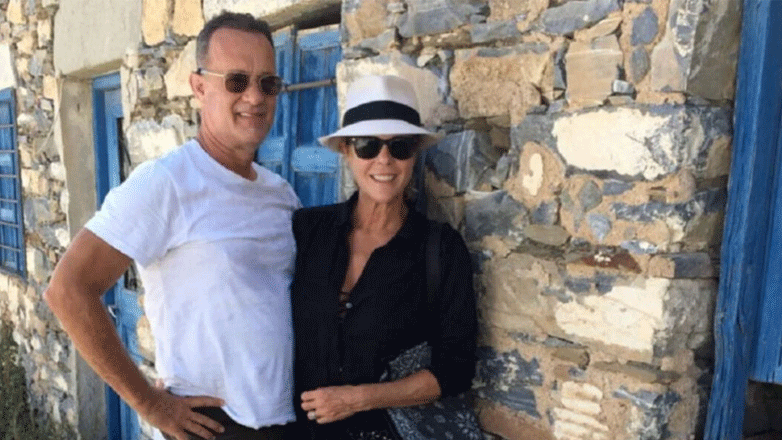 Tom Hanks: Στη Νάξο για διακοπές – Η φωτογραφία με το προσωπικό από ταβέρνα του νησιού