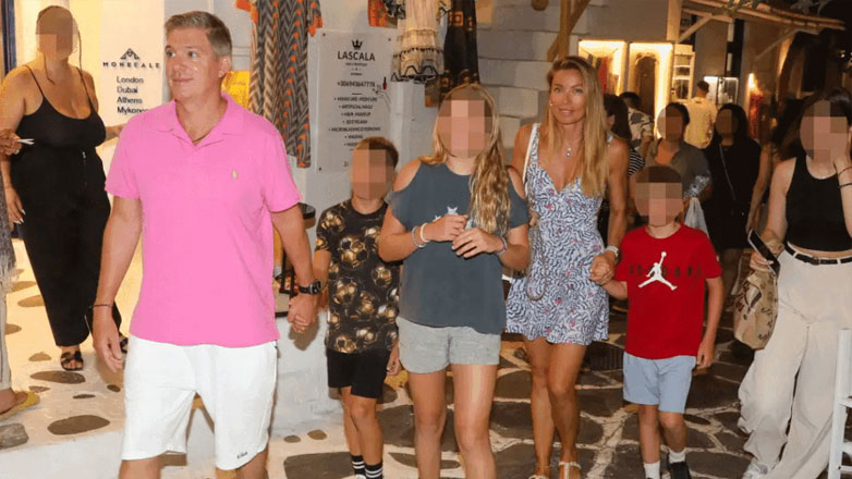 Μαριέττα Χρουσαλά – Λέων Πατίτσας: Στα σοκάκια της Μυκόνου με τα τρία τους παιδιά