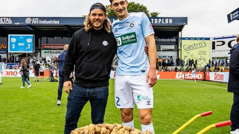 Ποδοσφαιριστής στη Δανία αναδείχθηκε MVP και πήρε ως βραβείο… 55 κιλά πατάτες πάνω σε καρότσι οικοδομής!