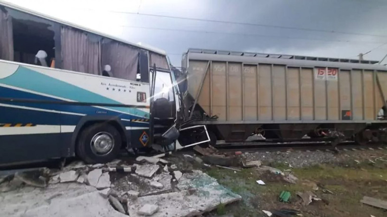 Λεωφορείο συγκρούστηκε με τρένο στη Ρωσία