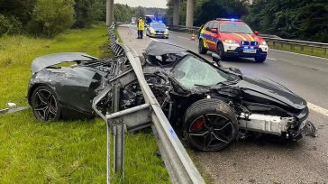 Το supercar κόπηκε σχεδόν στα δύο από το προστατευτικό κιγκλίδωμα – Ο οδηγός δεν χρειάστηκε καν νοσηλεία