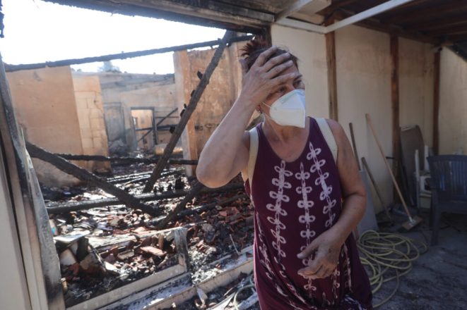 Πέντε κτήρια «κόκκινα» από τη φωτιά στο Κρυονέρι Αττικής Πέντε κτήρια «κόκκινα» από τη φωτιά στο Κρυονέρι Αττικής