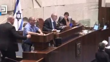 Ισραήλ: Βίαιη απομάκρυνση βουλευτή από τα έδρανα της Βουλής