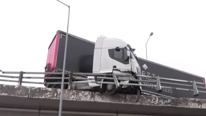 Ανατροπή νταλίκας στην ΠΑΘΕ – Δεν τραυματίστηκε ο οδηγός