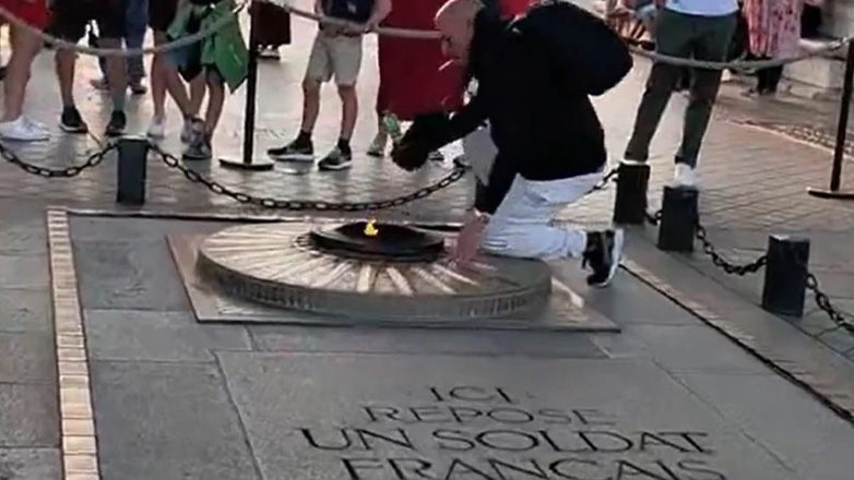 Παρίσι: Άναψε τσιγάρο από τη φλόγα στον Άγνωστο Στρατιώτη Παρίσι: Άναψε τσιγάρο από τη φλόγα στον Άγνωστο Στρατιώτη